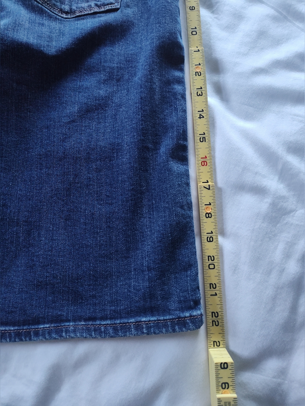 Levi Strauss Ladies Blue Jean Shorts. Size 31 Waist. 9" Inseam - Picture 7 of 8